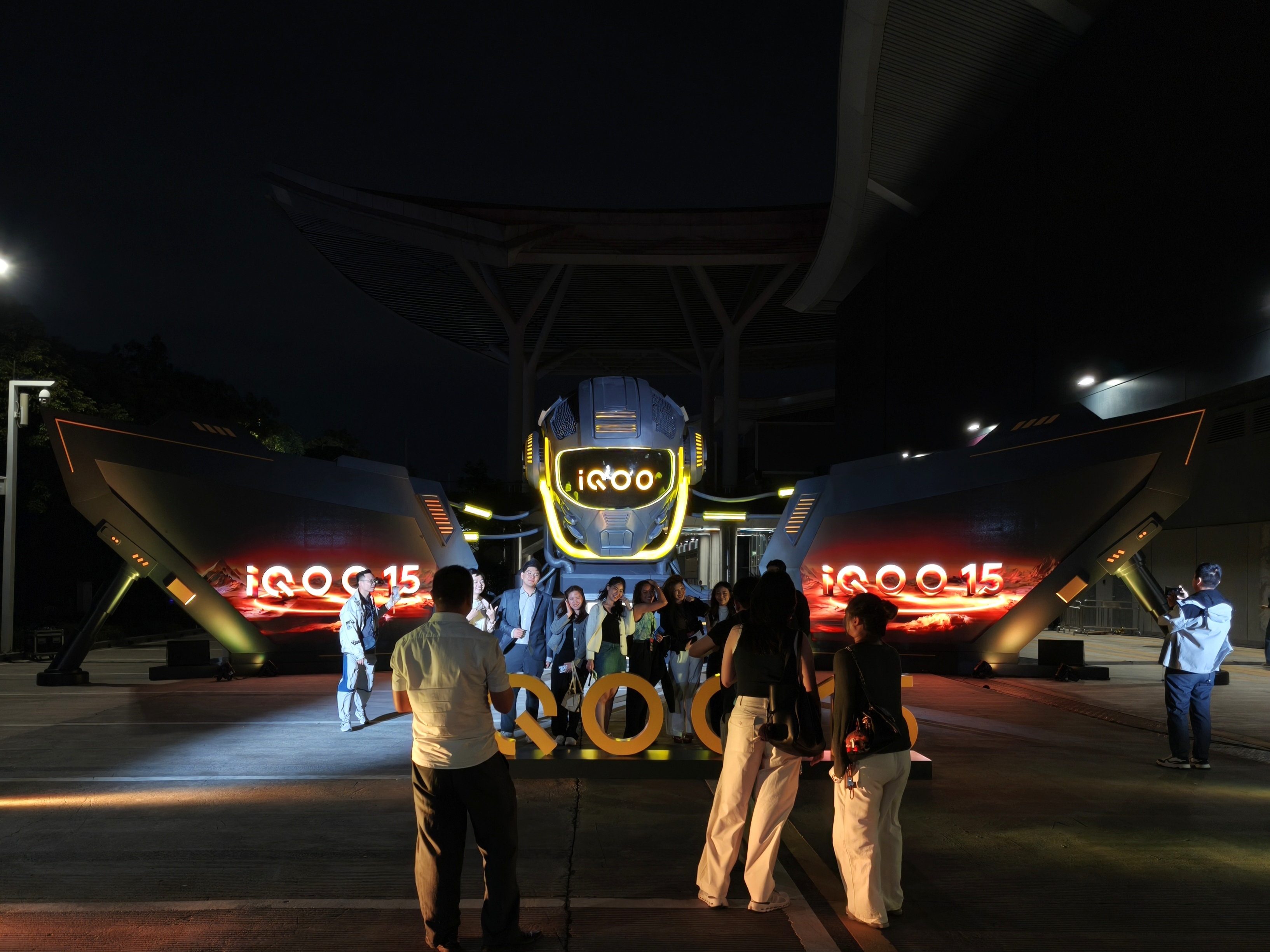 iQOO15发布会现场氛围超好，依旧很有辨识度的标志性造型，猜个起售价会是多少[