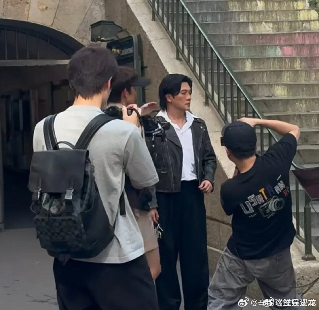 苏有朋变样了苏有朋变陈志朋 路人随手拍巴黎拍广告的苏有朋，反差感十足，完全没认出