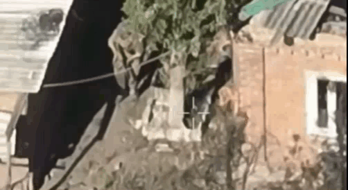 1名俄军士兵举枪时被乌军狙击手击中，脖子一歪，在地上扑腾两下，最后双腿一蹬，就这