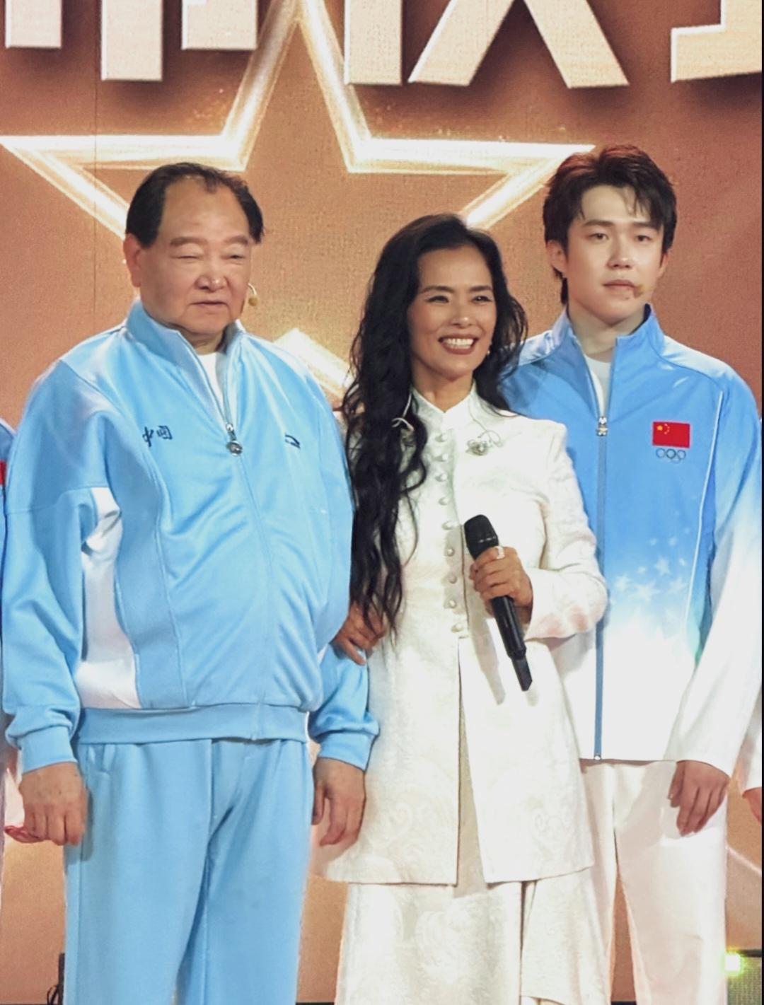 韦唯状态好好呀，根本看不出已经是60多岁的人！右边是王楚欣，左边是谁？