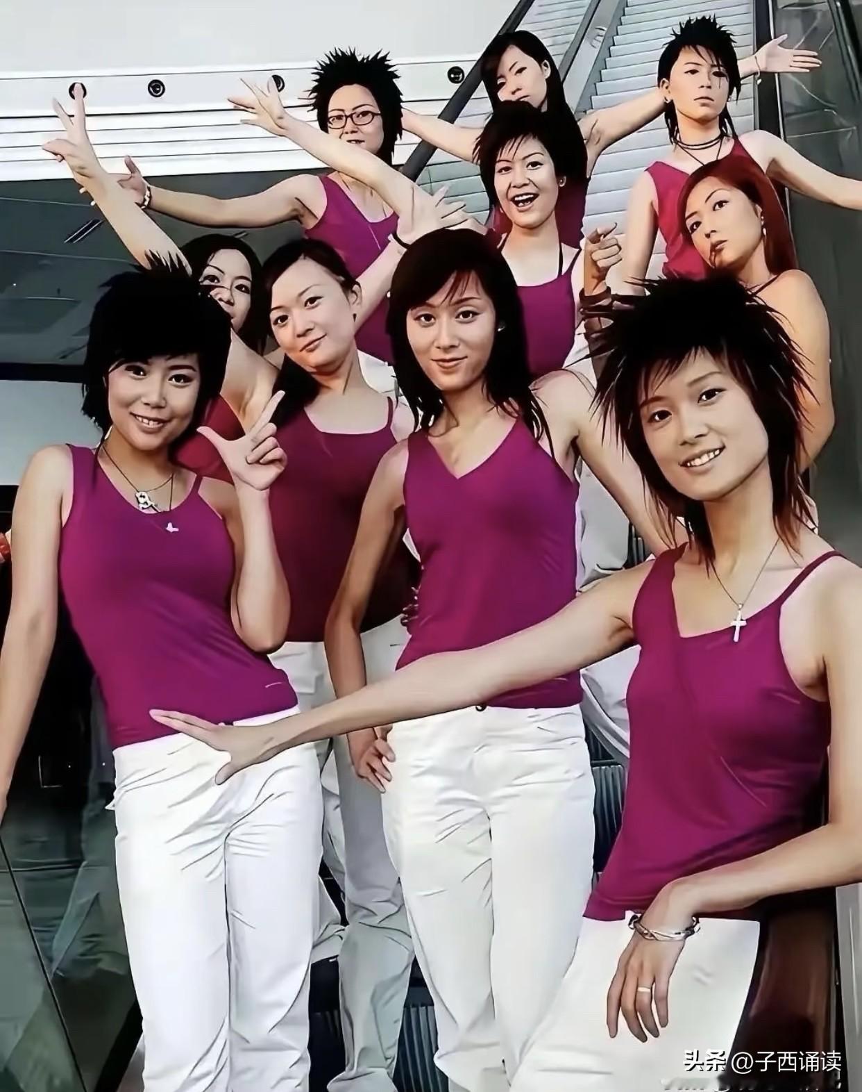大家有没有发现，从第一届超女合影至今，李宇春左手无名指一直戴着戒指，可为什么到现