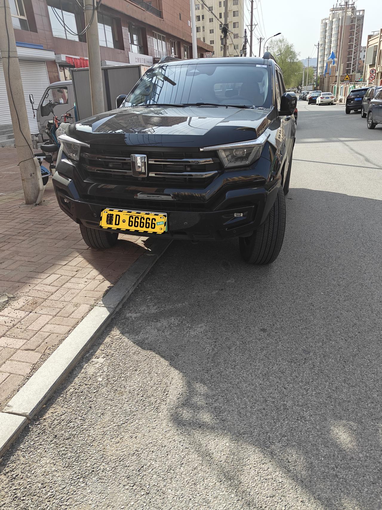 坦克400Hi4-T这台车兼顾越野和日常代步，在硬派越野车中地位非常高。今天就来