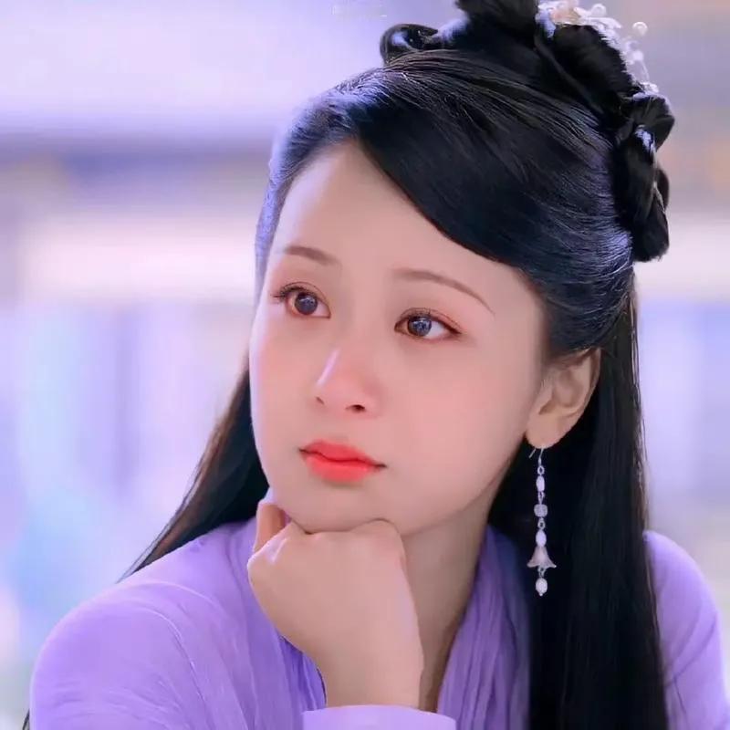 杨紫又进组拍戏了，真的是模范艺人，演技被肯定的“童星”之一。
7月《天乩之白蛇传