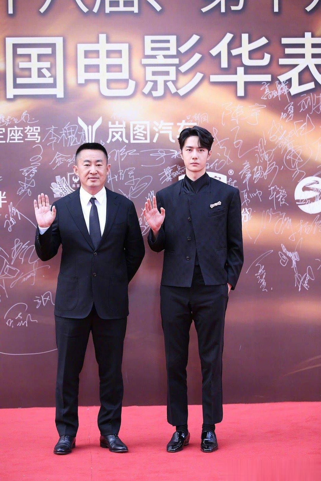 电影《长空之王》导演刘晓世和主演王一博亮相华表奖红毯。#华表奖红毯# ​ ​​​