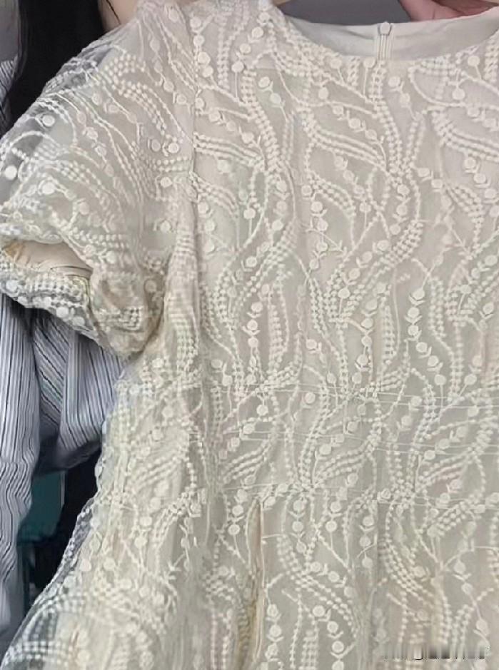 对于现在的女装我都不知道该说什么了，就没有一点正常的审美，正常的设计师吗？那质量