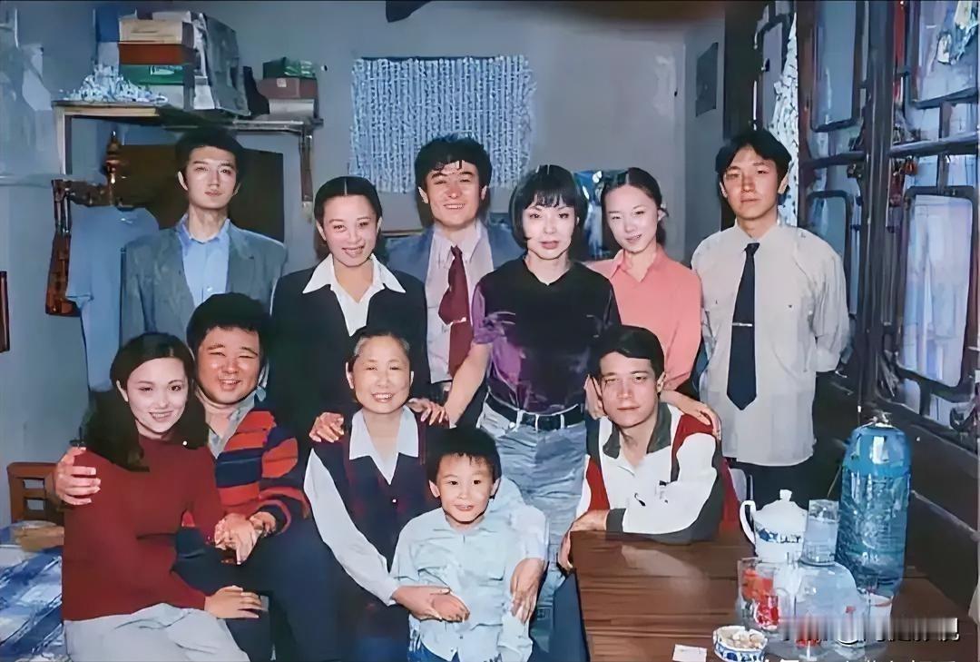 后排就认得出帅哥潘粤明，霍思燕。一个疏眉朗目，气宇轩昂！一个细眉飞扬，温婉如莲！