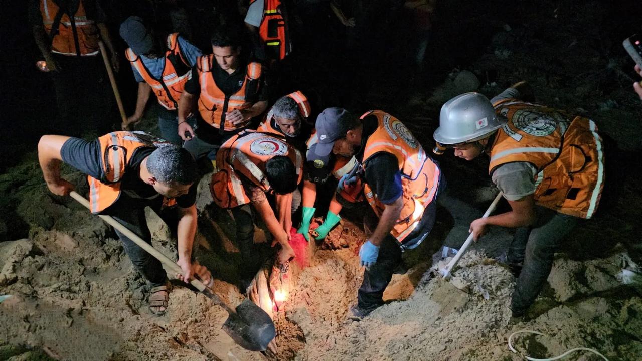 以色列袭击加沙营地致40死60伤，并称消灭了哈马斯核心人物，现场弹坑深9米。
9