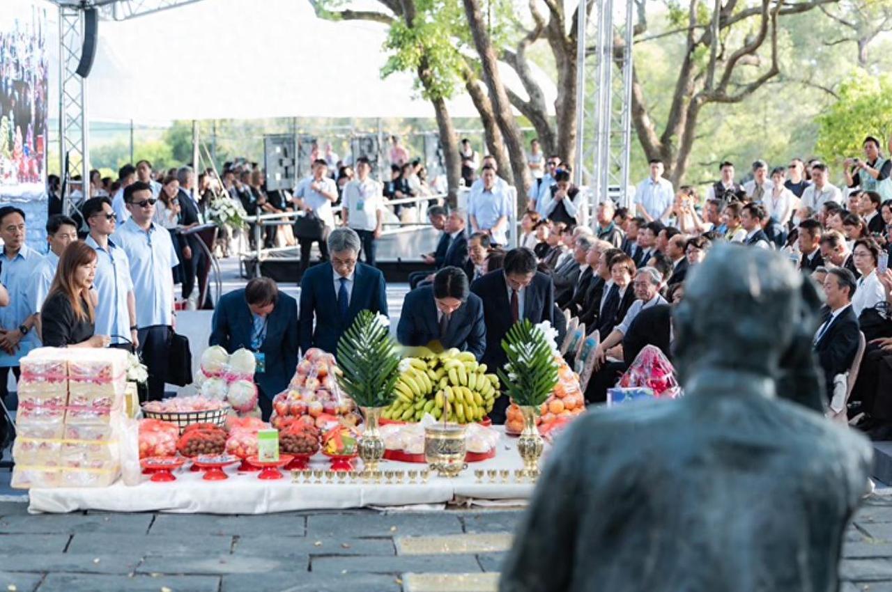 5月8日，赖清德在八田与一的铜像前跪拜致意，献花，公开宣称要对日本殖民统治"饮水