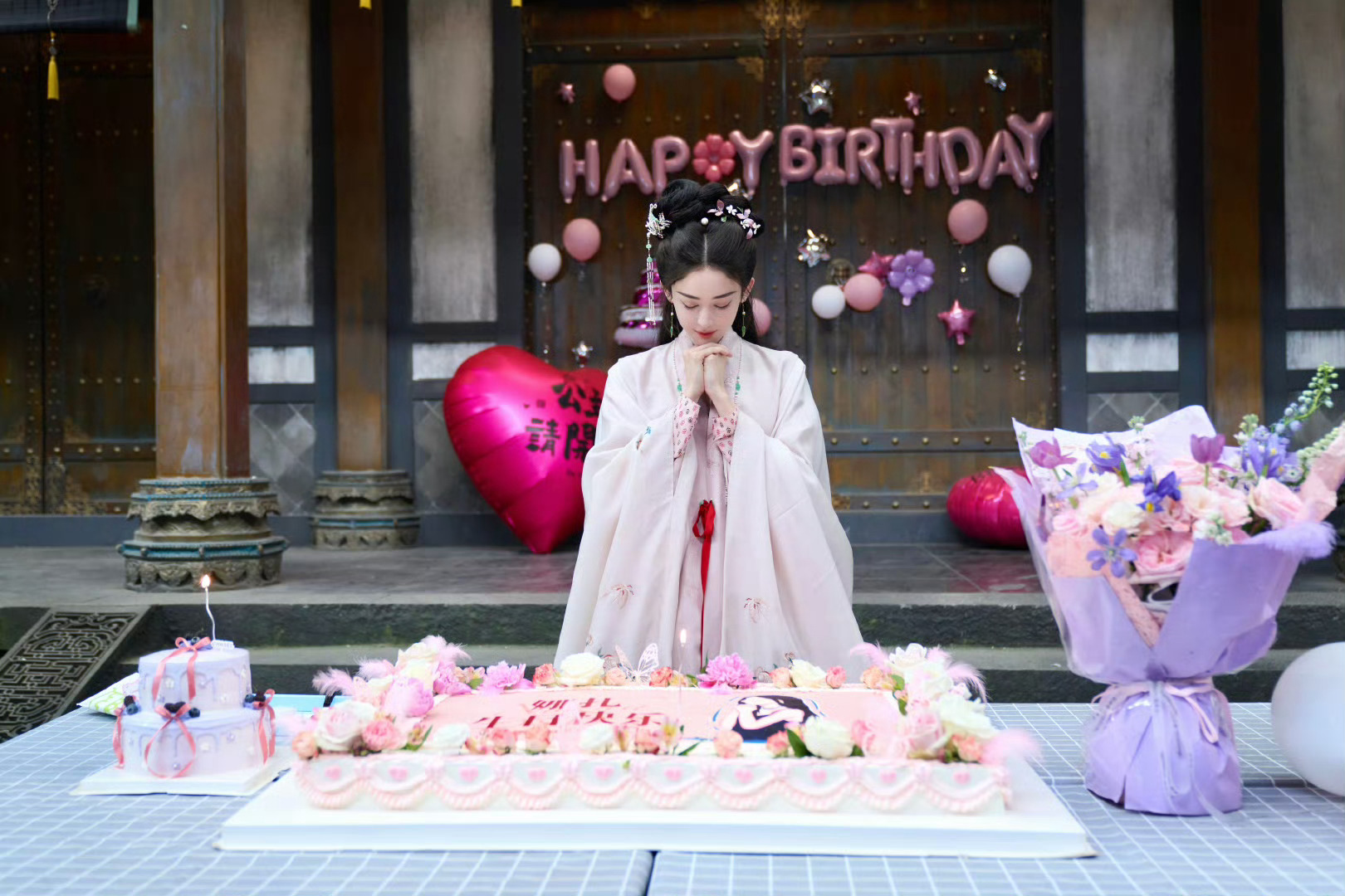 娜扎片场庆生vlog娜扎0502生日快乐祝娜扎生日快乐[蛋糕]期待演员娜扎更多精