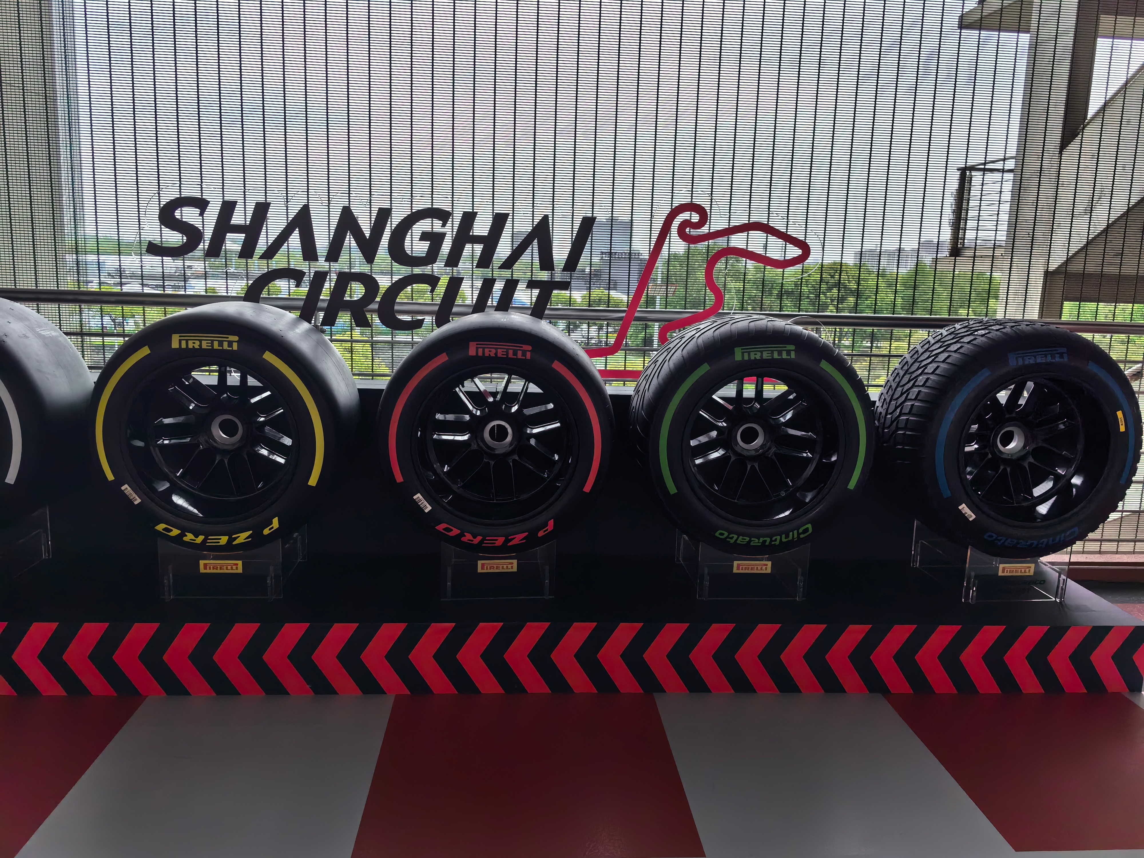 F1大赛，人类工业文明极致，把工业文明商业化到了极致，赛场的轰鸣和欢众的狂欢，激