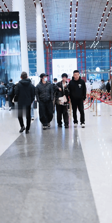 郑钧和刘芸的儿子Jagger面对镜头很松弛啊，除了走姿和仪态差一点，仔细看Jag