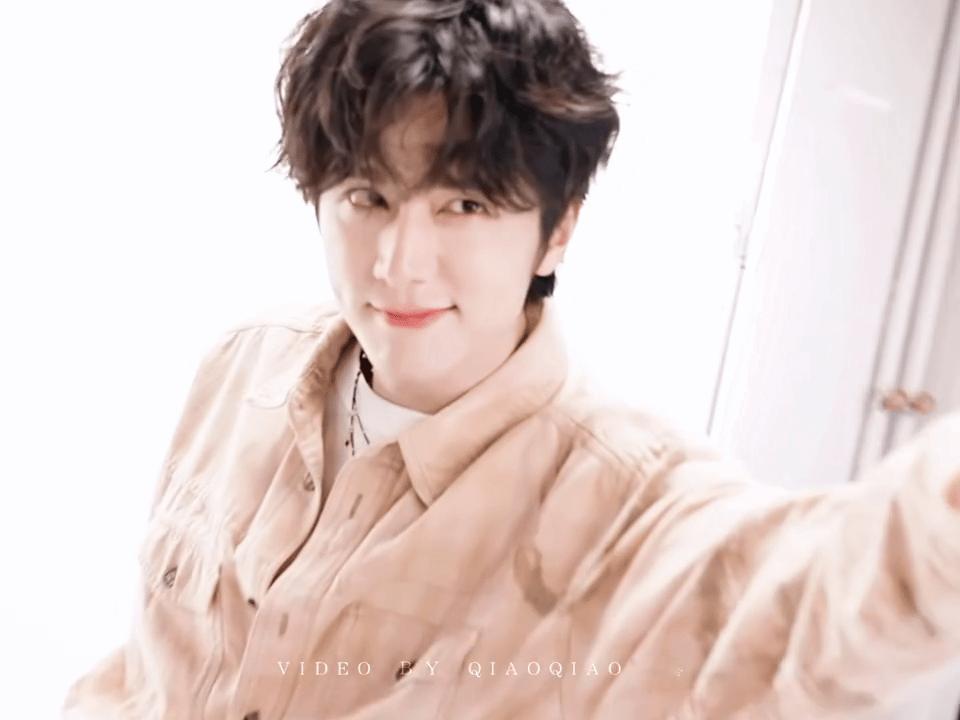 张新成一条裤子系两条皮带被张新成两条皮带的穿搭狠狠拿捏，小众又高级，完全是行走的