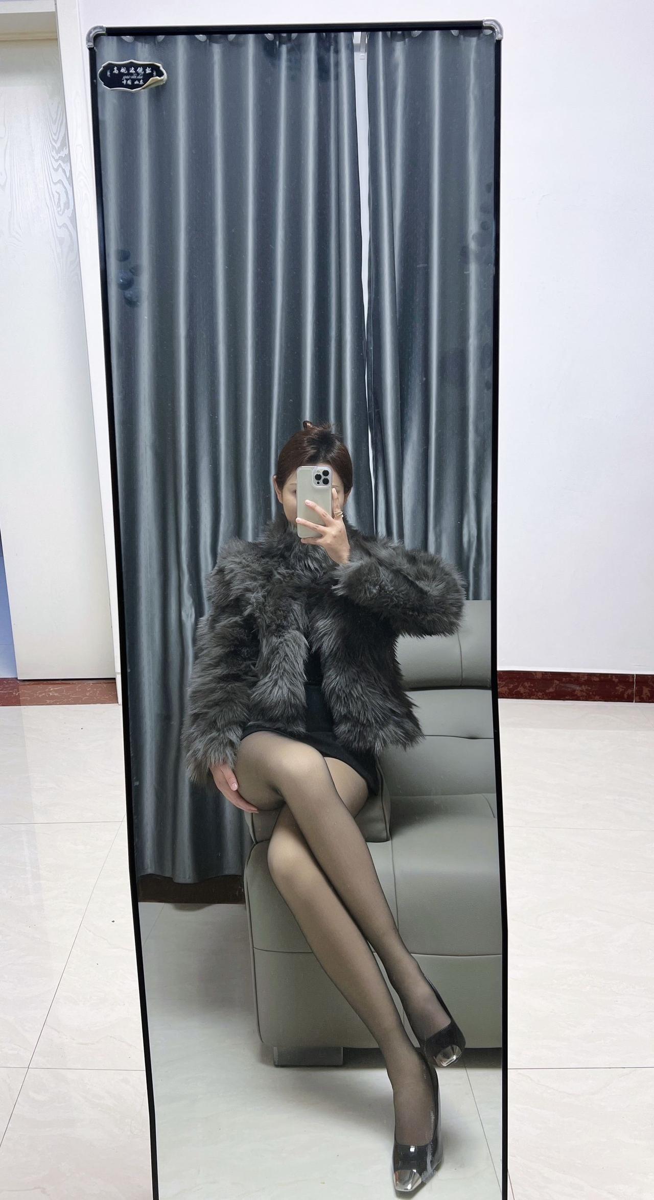 毛茸茸外套+黑色短裙，搭配丝袜高跟鞋，优雅又时髦！👗👠💄