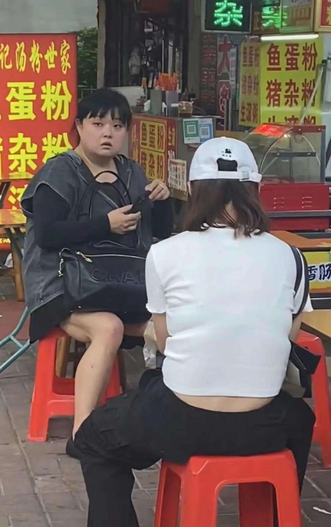 5月7日下午，有网友在西安市区偶遇到了知名女星陈嘉佳。然而，久未露面的陈嘉佳，却