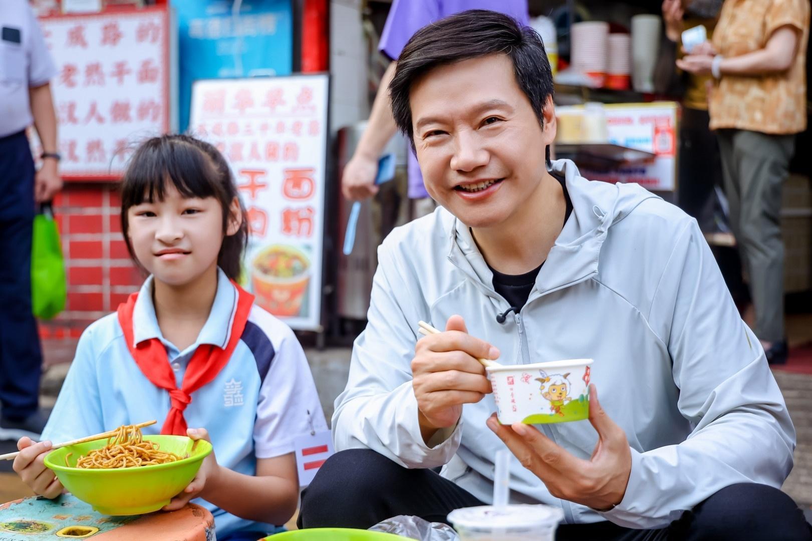 雷军在武汉过早热干面、面窝、三鲜豆皮，在路边的小板凳上吃，可以说很接地气了