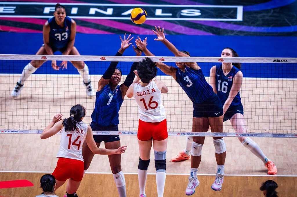 中国女排击败美国晋级四强 鏖战五局逆转强敌！中国女排3-2险胜美国，挺进世联赛总