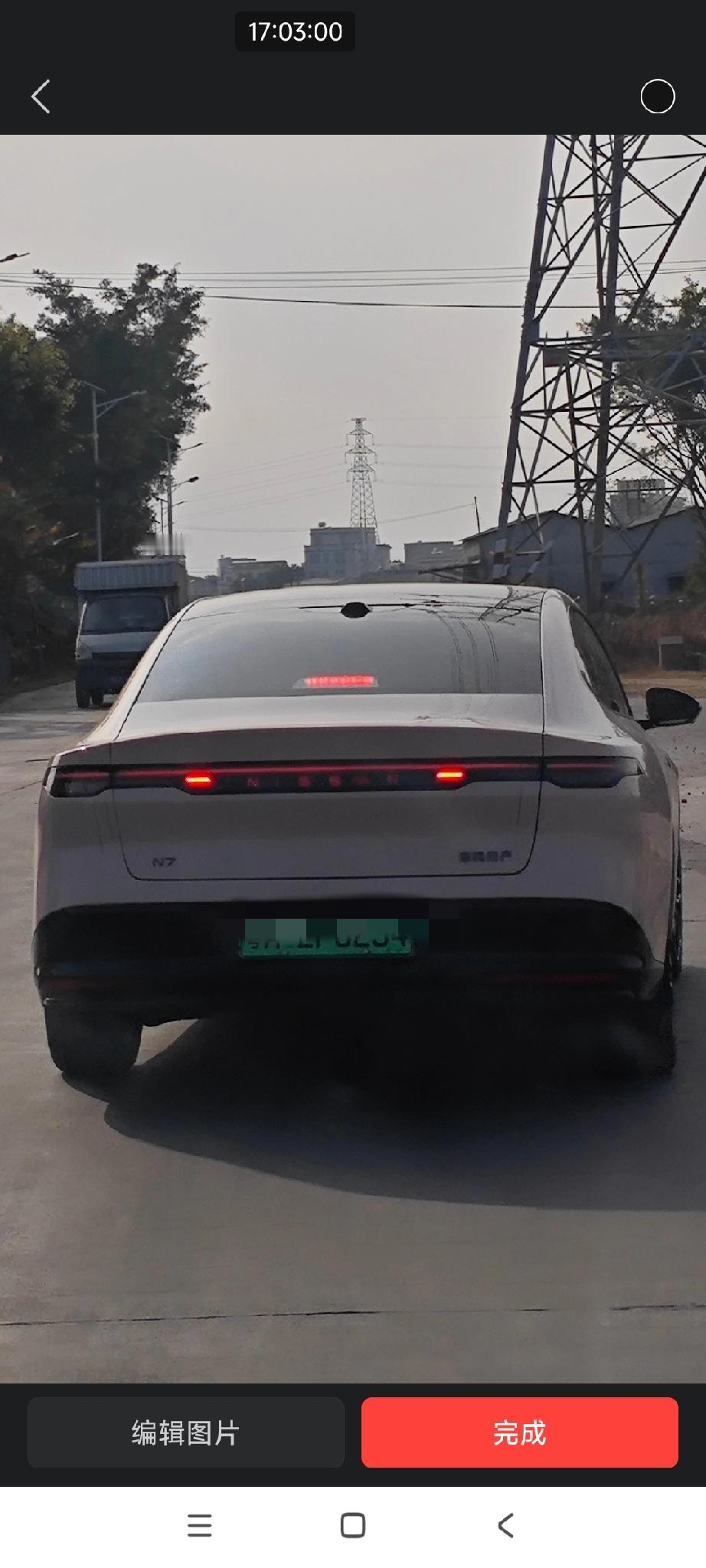 宝马的电车依然有家族设计风格，一样就能看出是宝马。

可日产的电车已经看不家族设