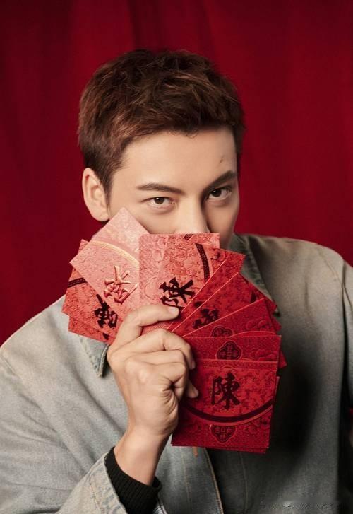 果然姜还是老的辣，我问我姐，杨老板送金牌，是想投资陈伟霆儿子吗？我姐说句话，点信