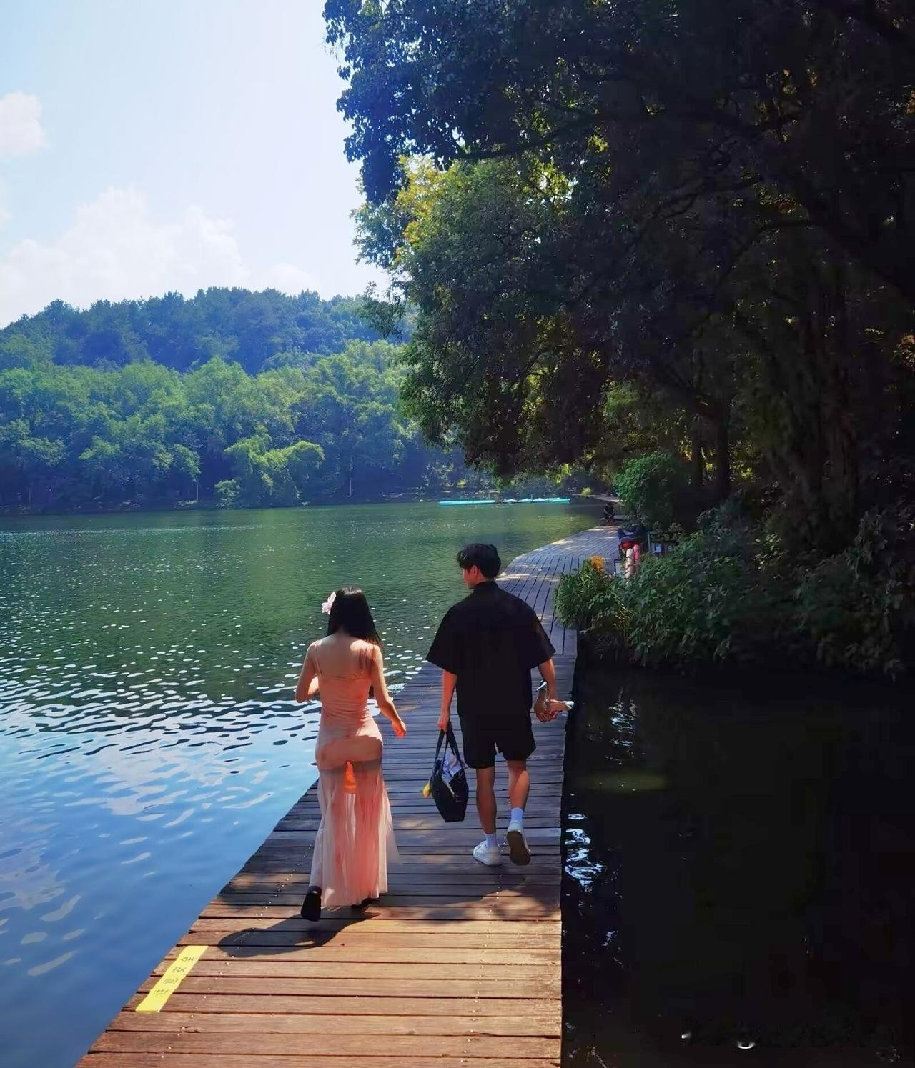 杭州西湖杨公堤旁，神舟基地景点，这里人少景美，是拍日出的佳地，拍婚纱照的首选地，