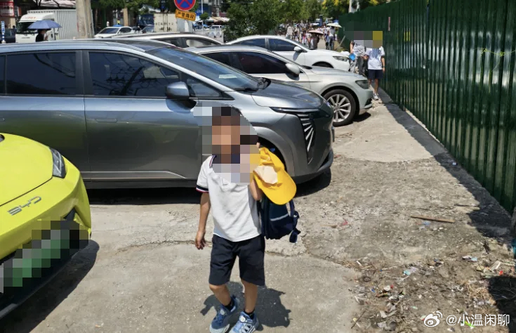 温州生活【温州瓯北三小门口，车占道孩子夹缝上学】温州生活 近日永嘉瓯北第三小学新