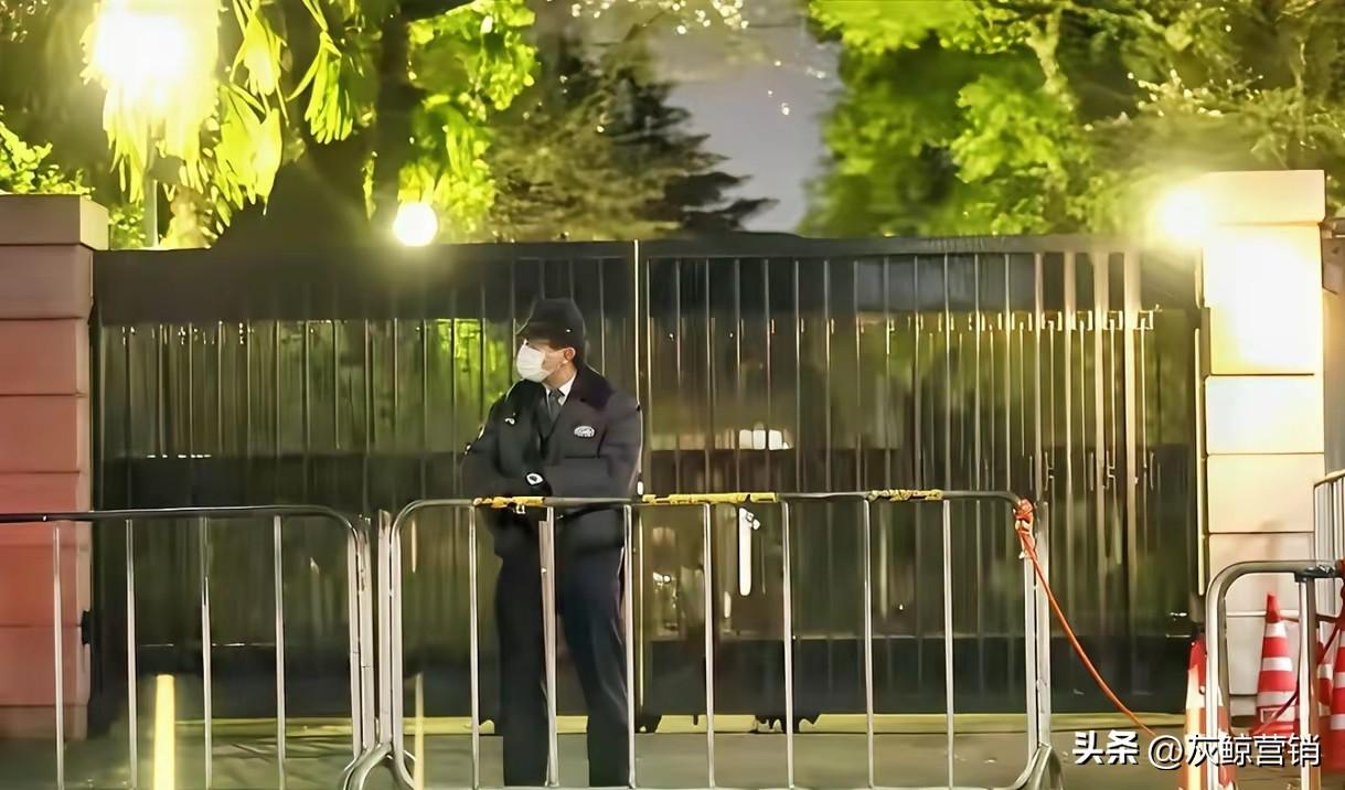 日本对闯入我使馆的犯罪人员给出解释是这个想自杀。这完全是一个避重就轻的解释，想大