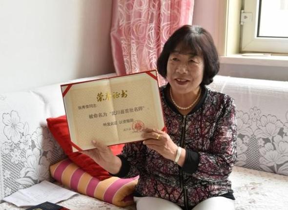 内蒙古一位退休老师在生日当天居然收到了一个意想不到的礼物——一套房子和十万块钱，