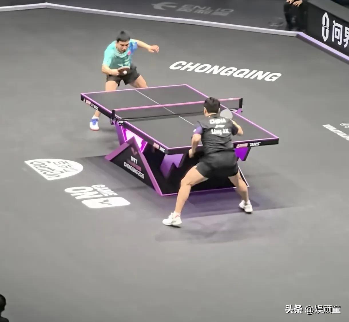 好久没有见到一碗水端这么平的球迷了！
梁靖崑与向鹏比赛的时候，一位年龄略大的球迷