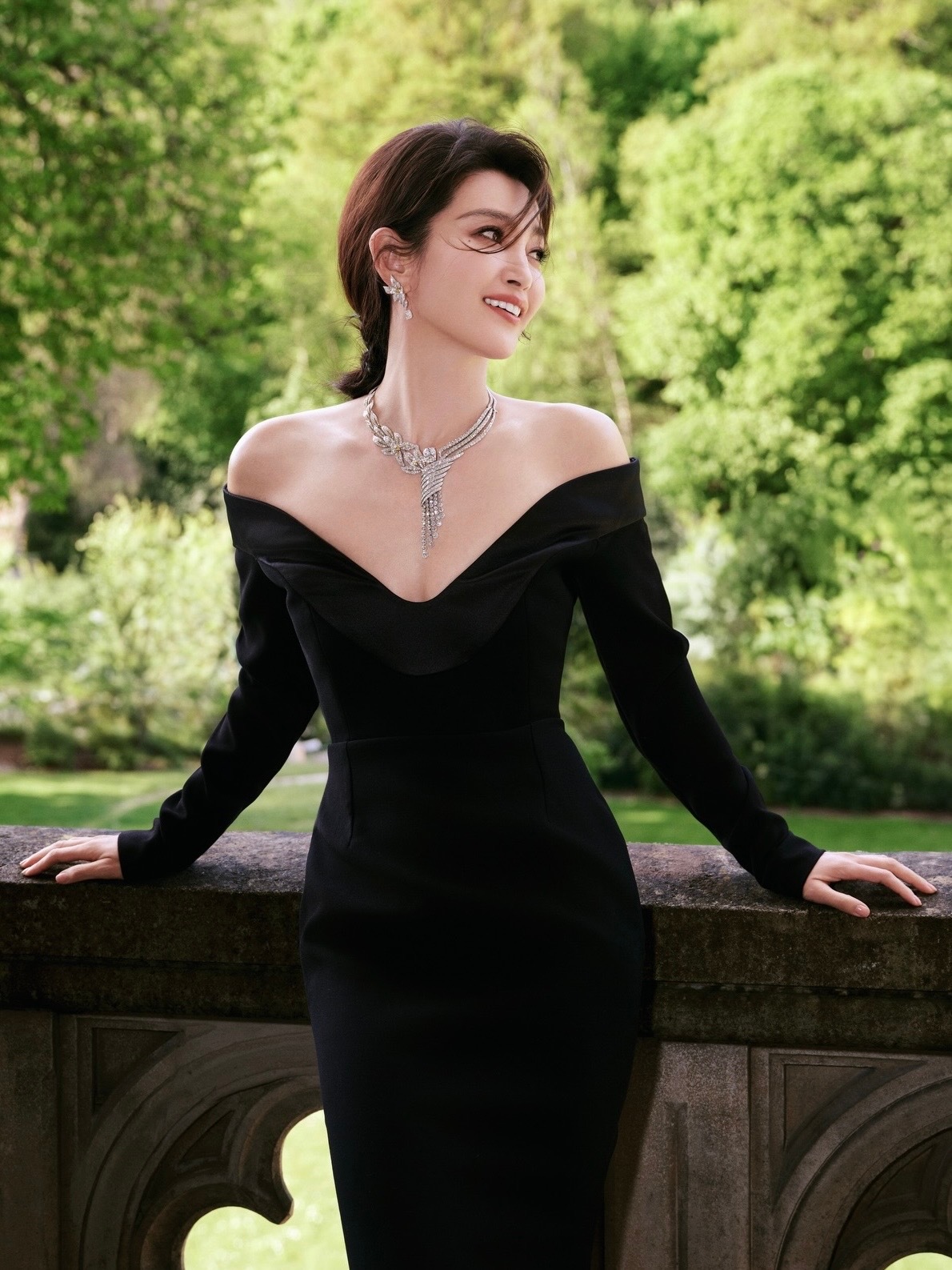 于巴黎近郊绿意环绕的私属庄园内，CHAUMET举办 A Journey thro