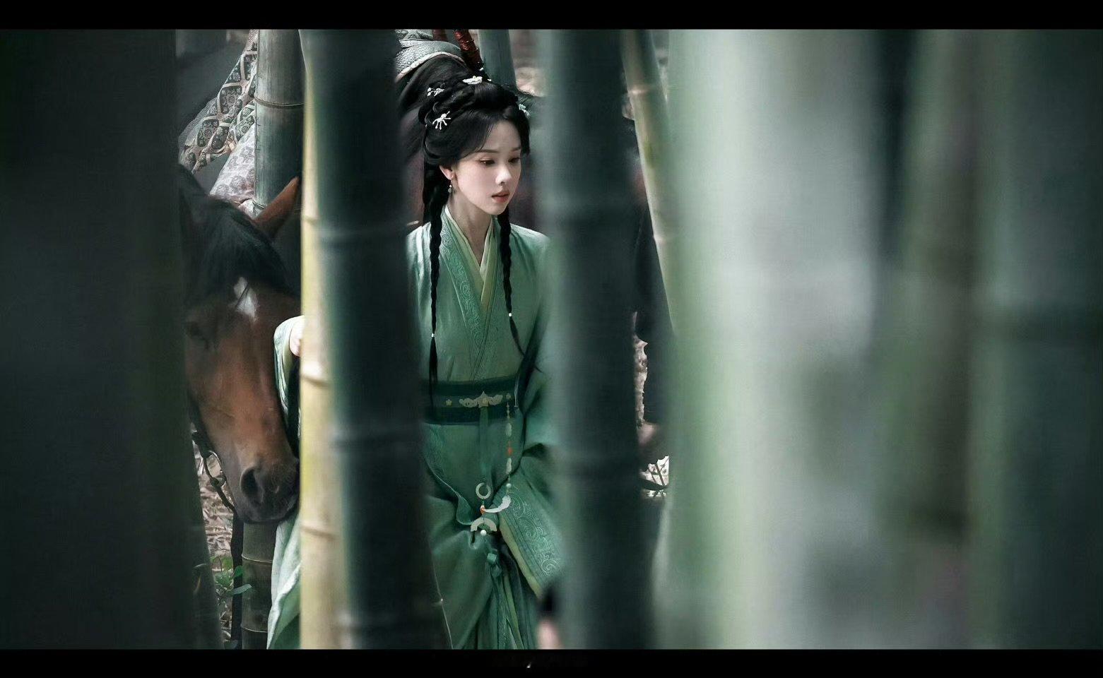 陈都灵楚朝浓妆淡抹总相宜 本就擅长古装扮相，多款妆容亮相后，颜值更是再上新高度。