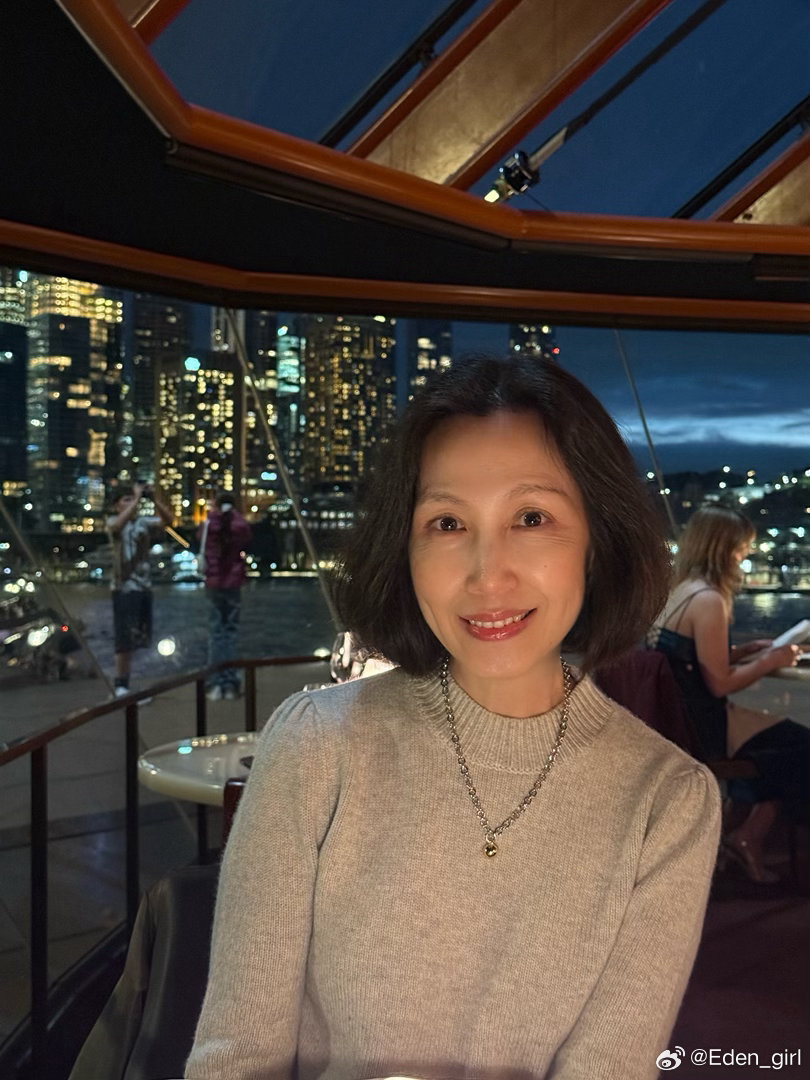 悉尼歌剧院中的Bennelong 餐厅。建筑本身的独特结构，现代装饰，加上璀璨生