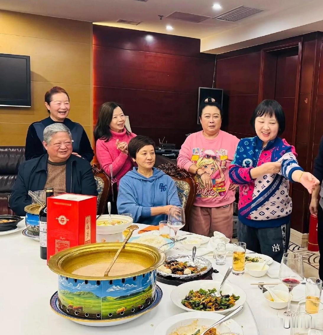 邓婕私下聚会，喝千元黄酒，坐最大包间。一众好友在一起热闹热闹，喝喝酒，聊聊天，聚