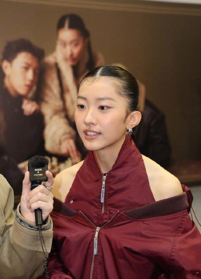 陈奕迅女儿回应靠爸爸名气得奖 据港媒，1月3日，陈奕迅女儿陈康堤出席活动时回应靠