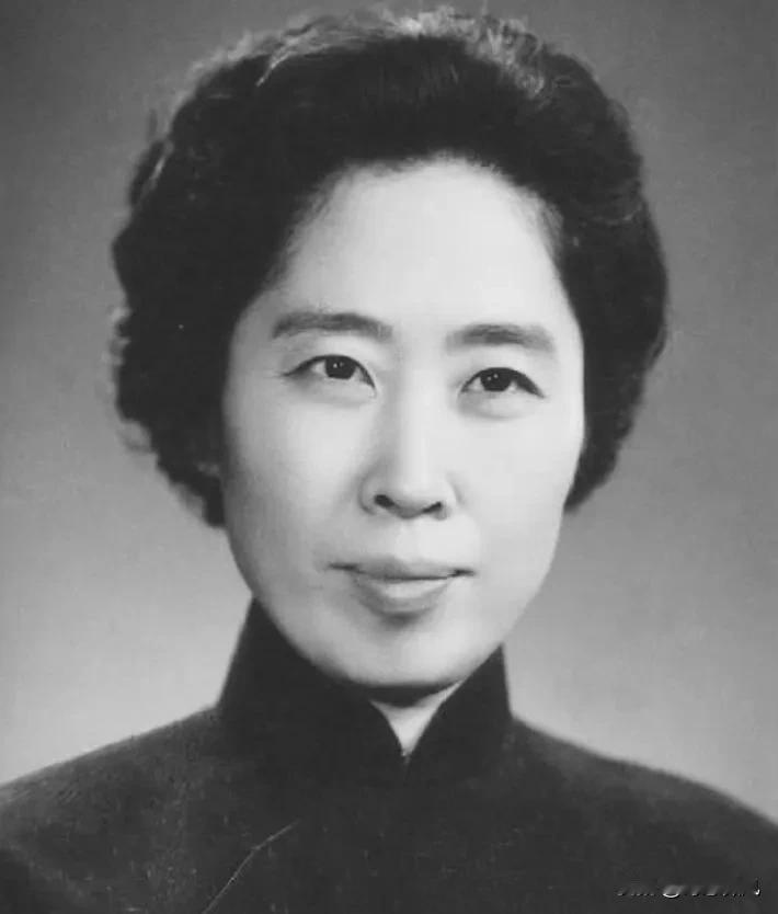 1979年，王光美迈出监狱大门，迎接自由的那一刻，她万万没想到，第一个来探望的人