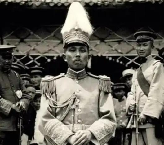 1923年，大军阀杨森喝醉了，误把自己的干儿女曾桂芝当成了姨太太，抱着她宠幸了一