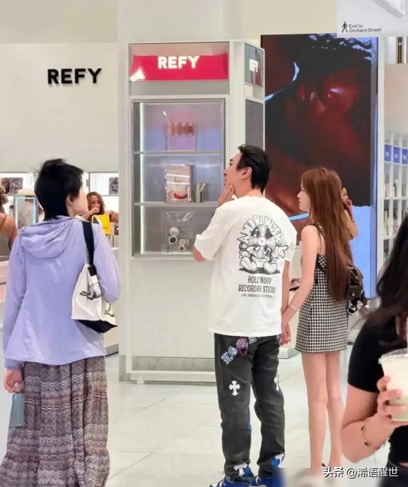同样是度假玩乐，为何有人简单穿搭就尽显自在？王思聪现身西班牙伊比萨岛顶级电音场地