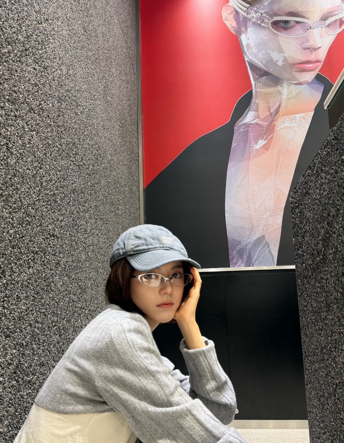 赵今麦看向镜头外的我，爱上赵今麦，人之常情