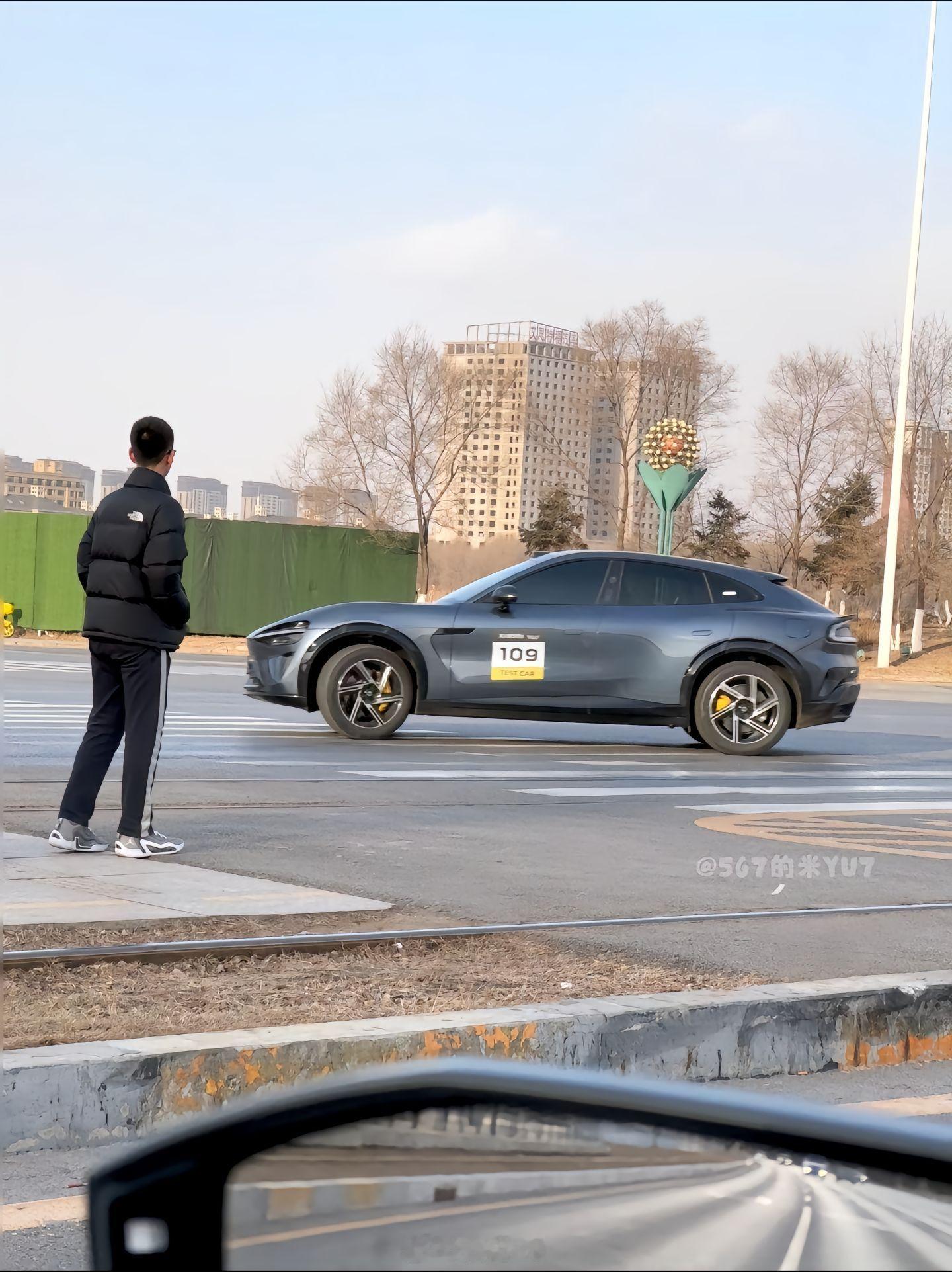 网友实拍小米YU7 109号测试车 ，这个侧颜杀，越看越好看？ 