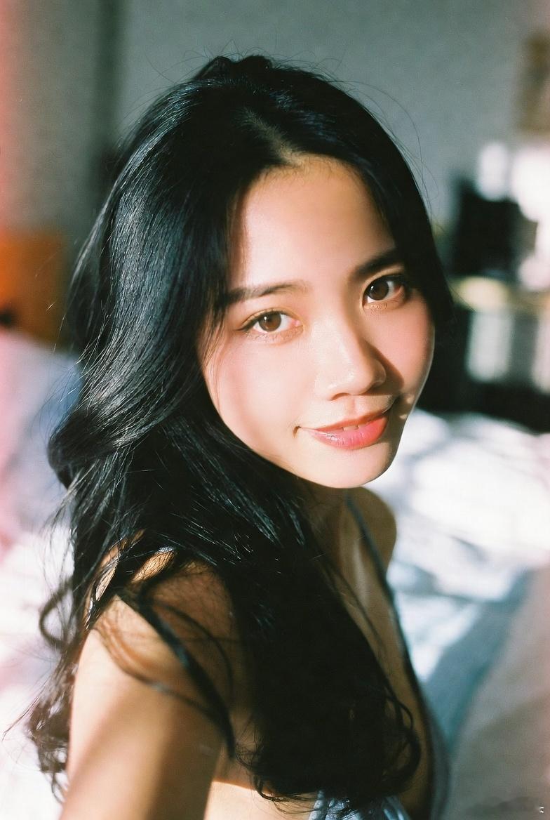 用grok生成几张白月光女朋友的自拍照片，你们看看还满意不？提示词：嗨，grok