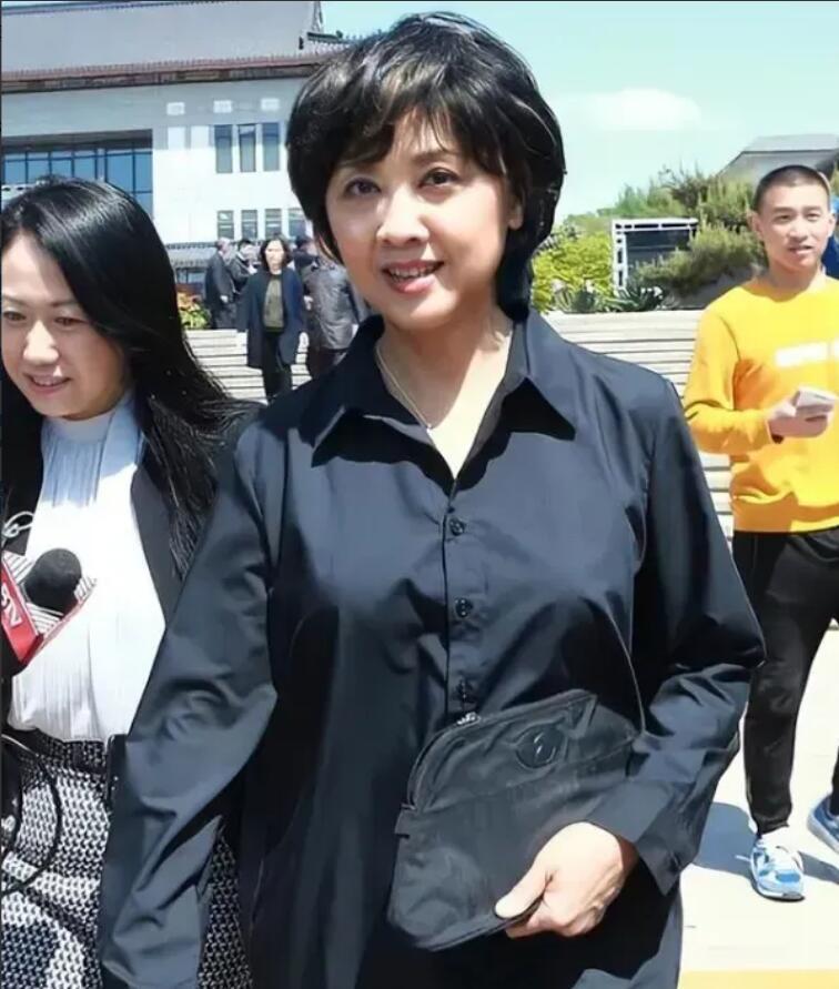 她是所有男人做梦都想娶的女人，看着美丽大方，脸上一点点褶皱都没有，太会保养了，这