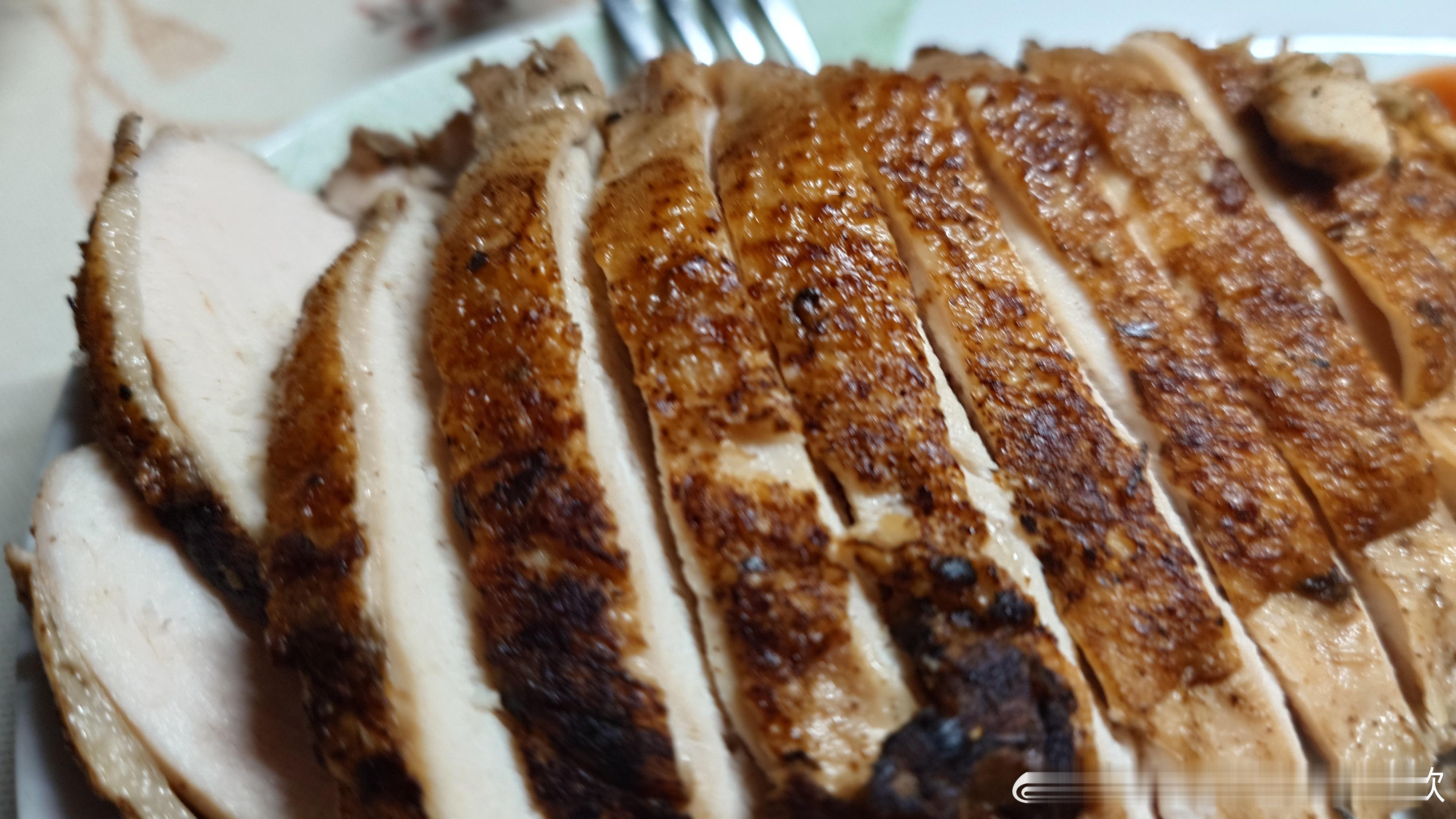 谁说鸡胸肉只能干巴巴水煮吃柴肉？不加一滴额外的油也能煎出来好鸡胸，鸡胸上那点皮出