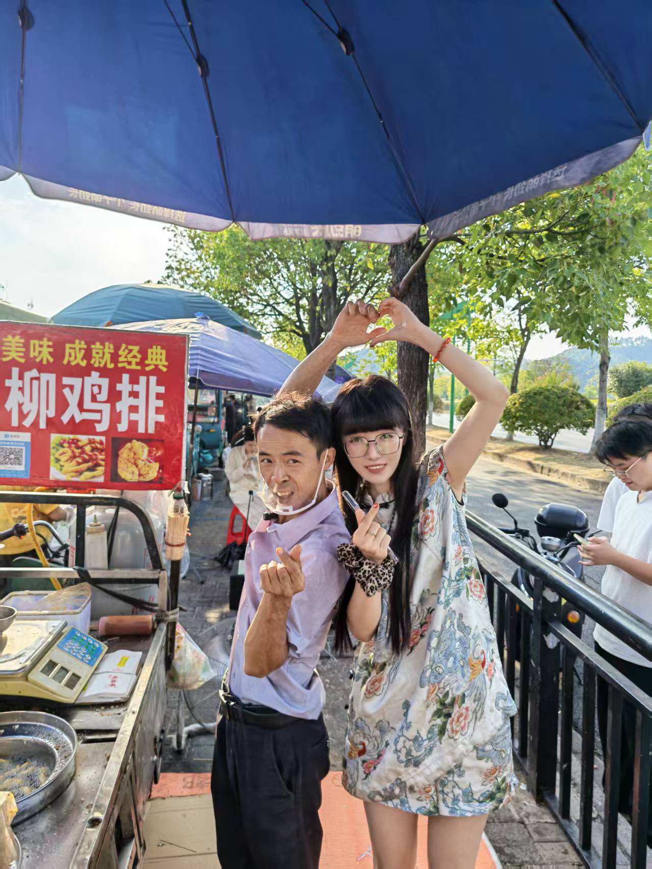 嘿嘿嘿见到鸡排哥啦！鸡排好吃，鸡柳和外面的味道一样的。  ​​​