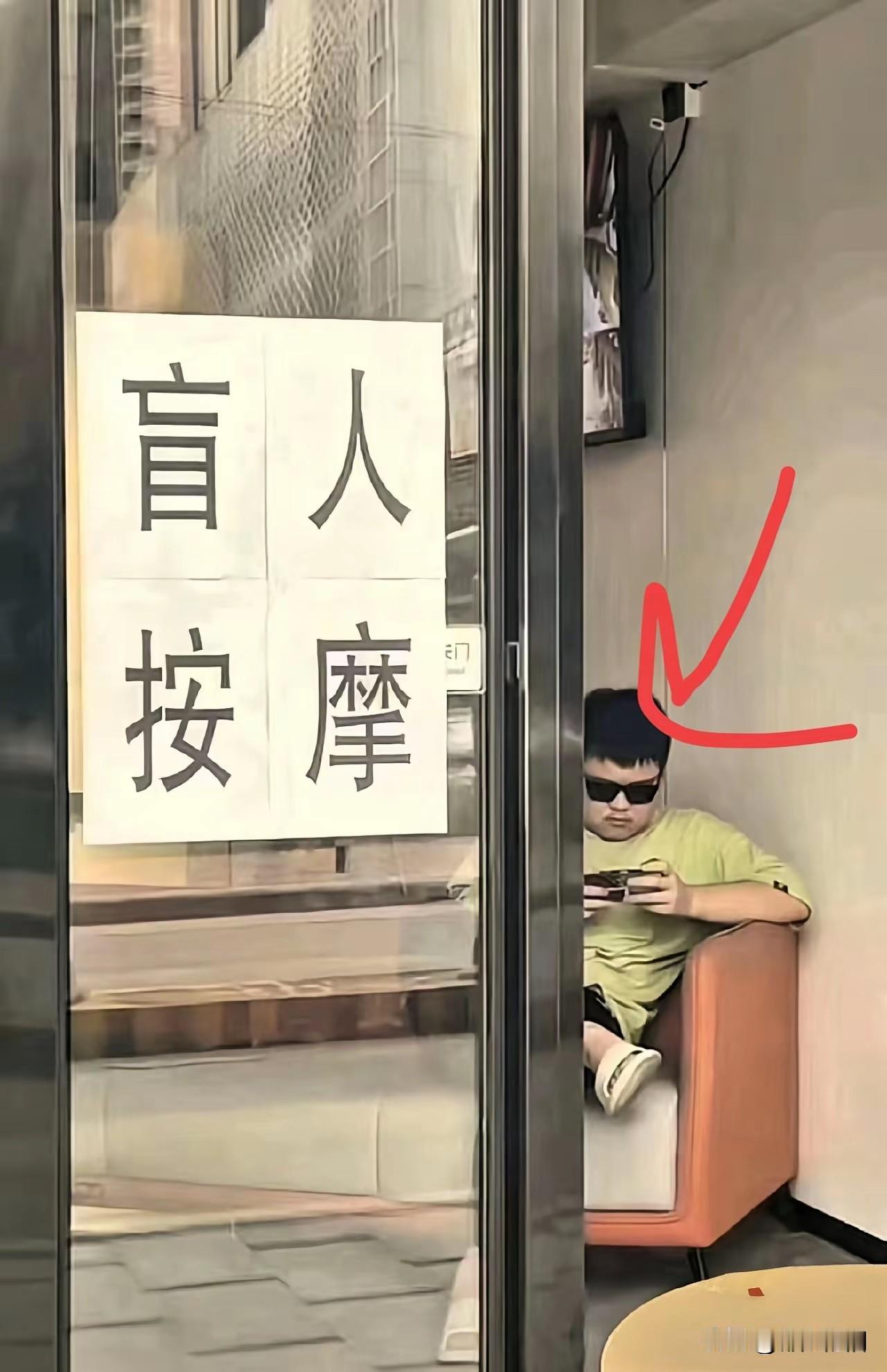 钞票有盲人识别，请问手机有没有盲人手机？
假如有，哪里有售，假如没有。盲人怎能玩