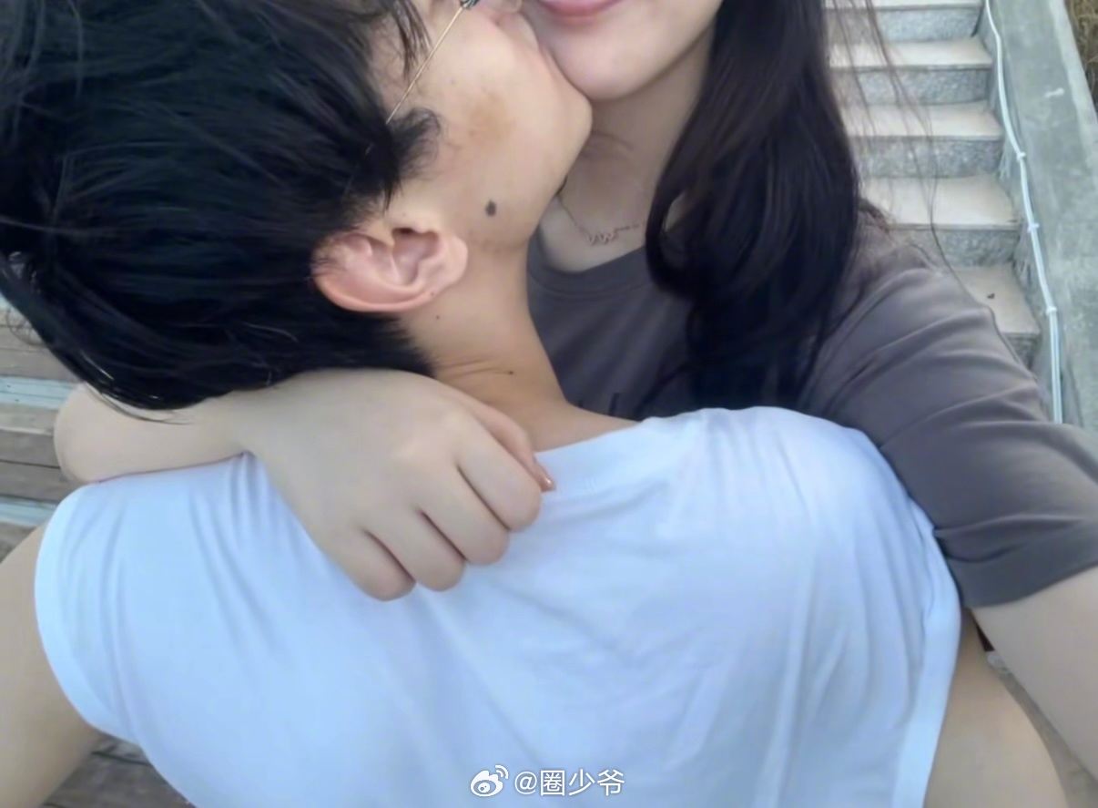 只是喜欢亲亲的男孩纸一枚呀～～粉丝 