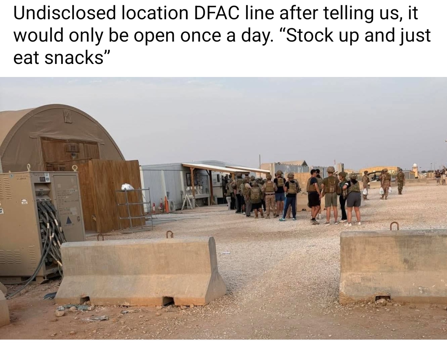 似乎是为了应对伊朗的袭击，在一个未公开地点的美军军营食堂（DFAC）排队的队伍，