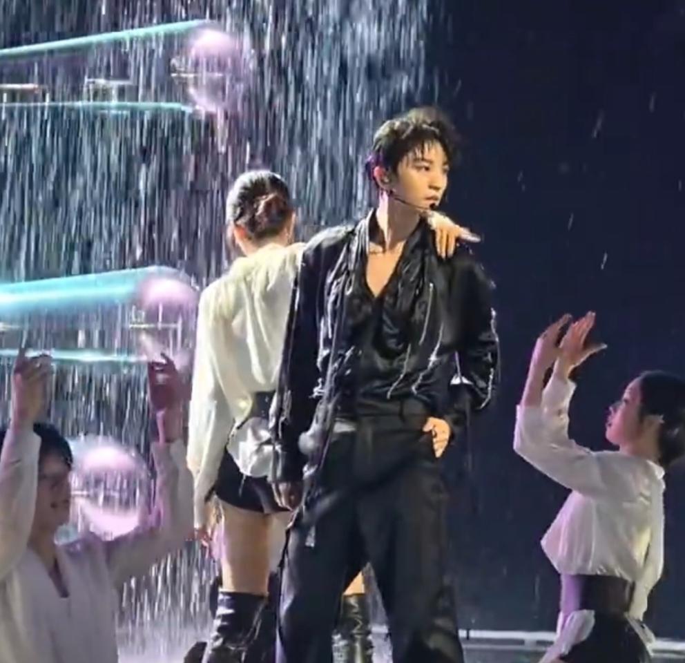 王俊凯太会整活了，2025跨年晚会在舞台上和女伴舞湿身热舞，看的屏幕前的观众心潮