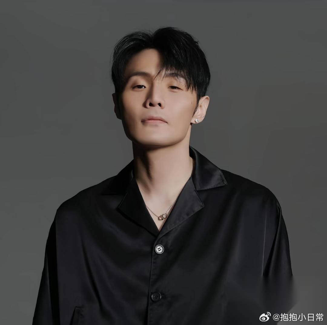 说句大实话， 希望大家不要喷， 从头到尾我都没觉得李荣浩这个人，算得上坚守原创底
