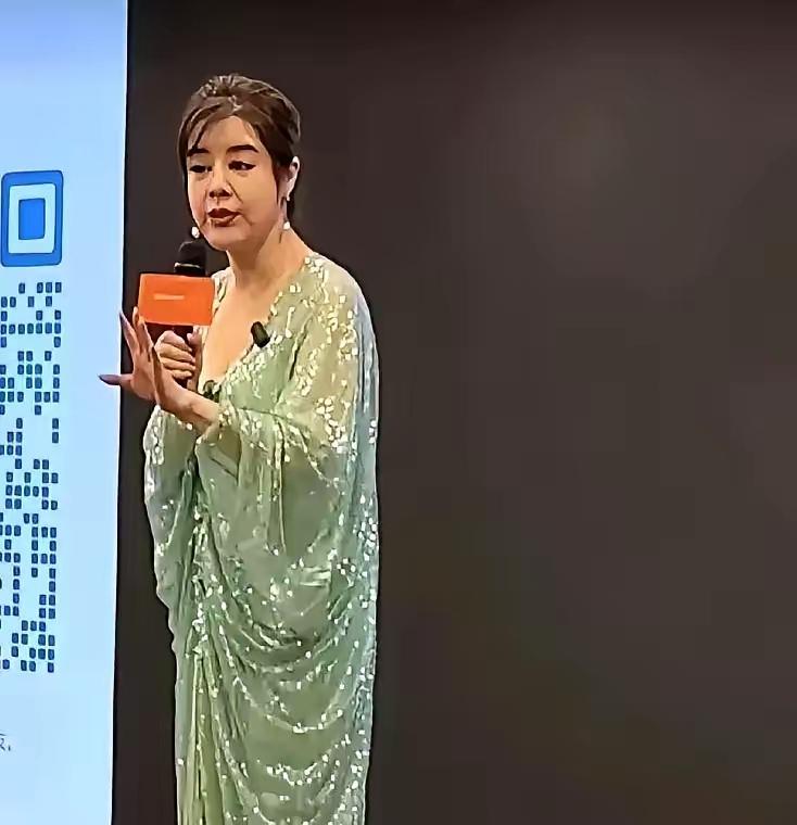 最好的医美是善良
而不是虚假的美容产品
她自己尚且这样
相信医美的该清醒了