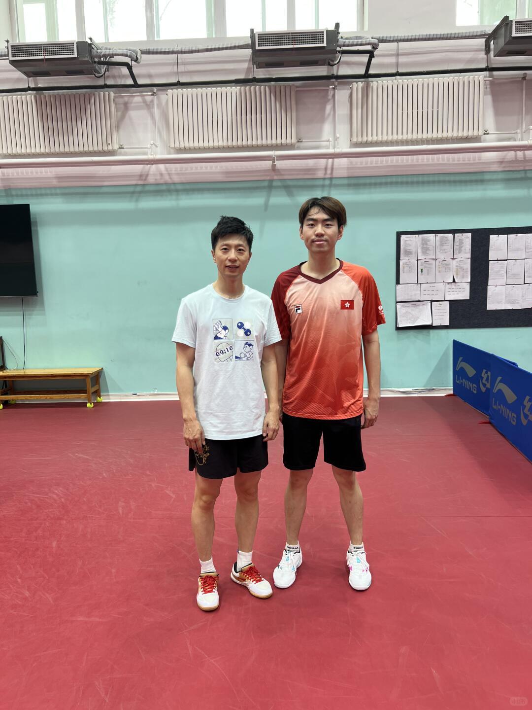 又一个再合影系列龙哥比四年前越来越年轻了 