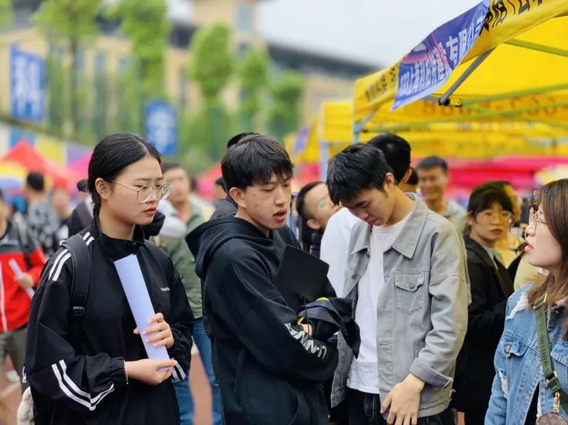 前几天我去招聘市场，发现清一色年轻人，一问大部分都是刚毕业的00后。

作为一个