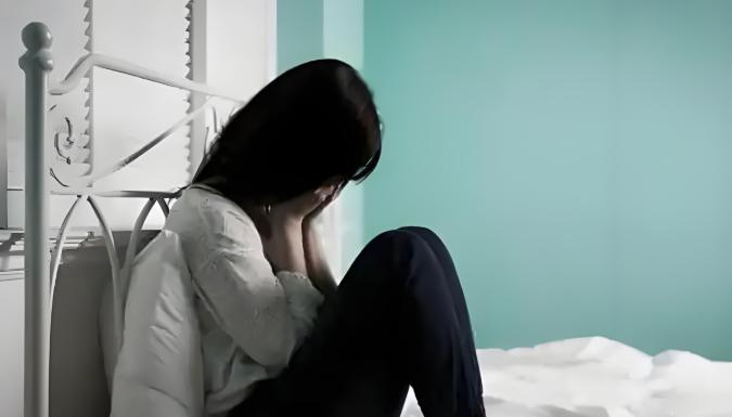 “色胆包天！”湖北咸宁，55岁男子生意不顺，荒唐迷信找未成年少女转运，伙同酒吧老